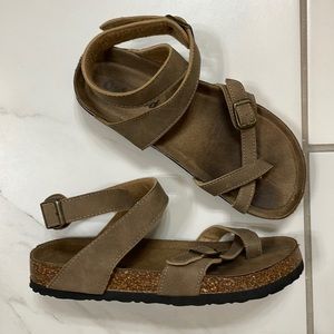 Ankle strap comfort sandal, Birkenstock-like.